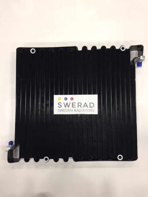 En svart radiator med etiketten "Swerad Sweden Radiatorer" i mitten, placerad på vit bakgrund.