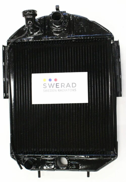 En svart bilkylare märkt "Kylare Volvo" med logotypen "SWERAD Sweden Radiators" väl synlig i mitten.