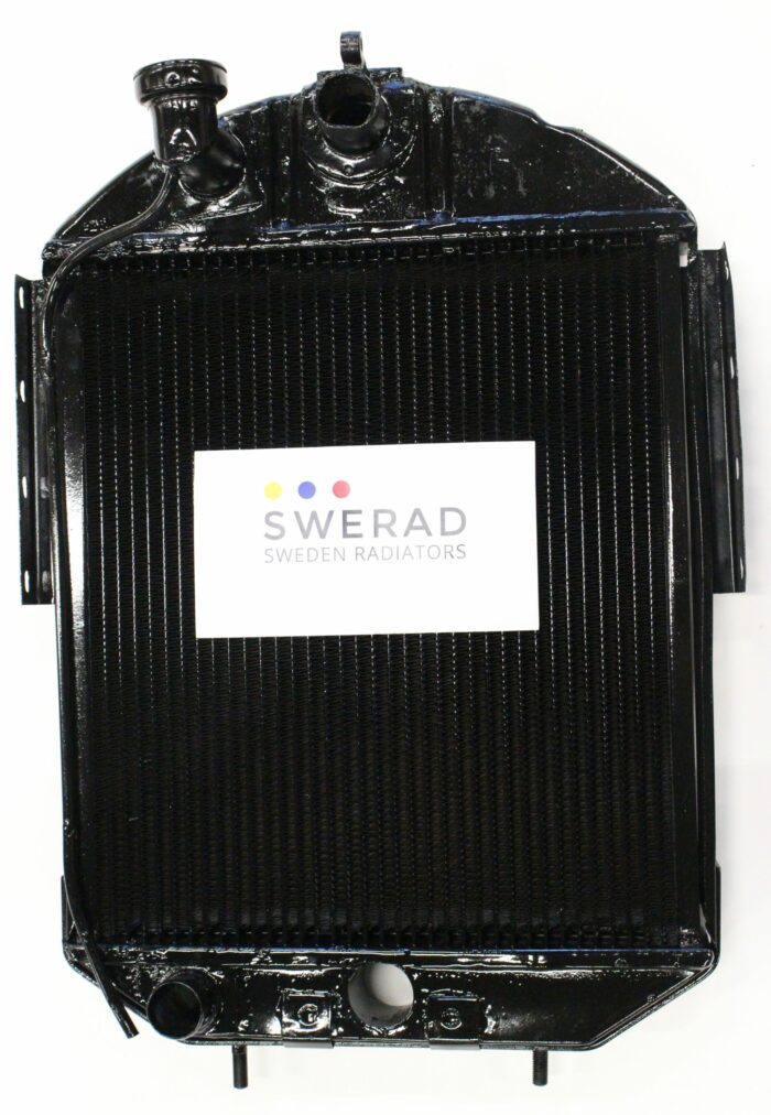 En svart bilkylare märkt "Kylare Volvo" med logotypen "SWERAD Sweden Radiators" väl synlig i mitten.