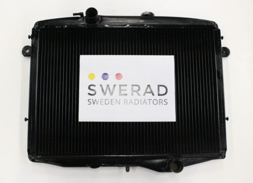 En svart Kylare Volvo-kylare med en "Swerad Sweden Radiators"-skylt placerad på den mot en vit bakgrund.
