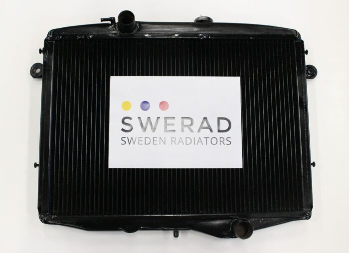 En svart Kylare Volvo-kylare med en "Swerad Sweden Radiators"-skylt placerad på den mot en vit bakgrund.