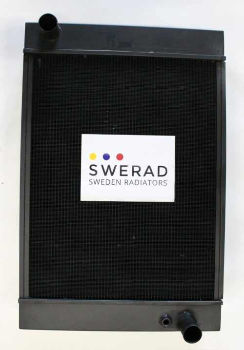 En bilkylare märkt "Kylare Volvo BM lastmaskin" med logotypen "SWERAD Sweden Radiators" tydligt synlig på den, med två synliga slanganslutningar.