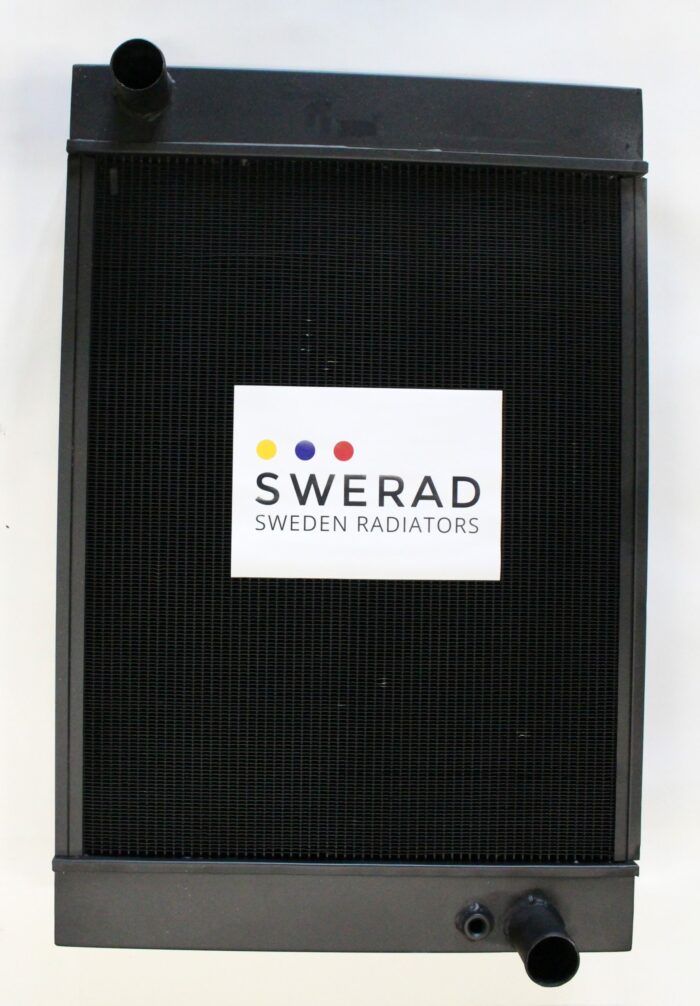 En bilkylare märkt "Kylare Volvo BM lastmaskin" med logotypen "SWERAD Sweden Radiators" tydligt synlig på den, med två synliga slanganslutningar.