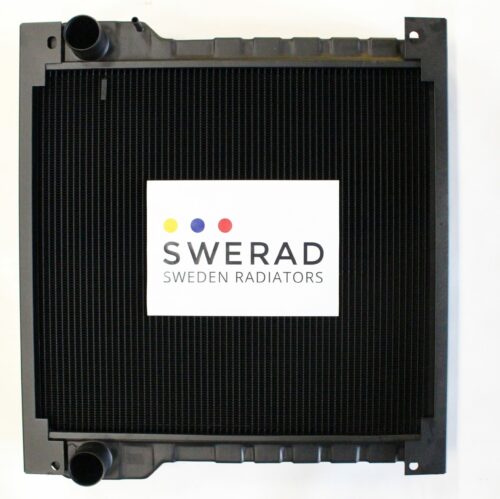 En svart kylare med plastram, med etiketten "SWERAD SWEDEN RADIATORS" i mitten, känd som Kylare Volvo BM dumper.
