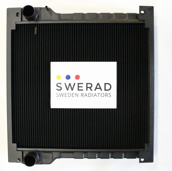 En svart kylare med plastram, med etiketten "SWERAD SWEDEN RADIATORS" i mitten, känd som Kylare Volvo BM dumper.