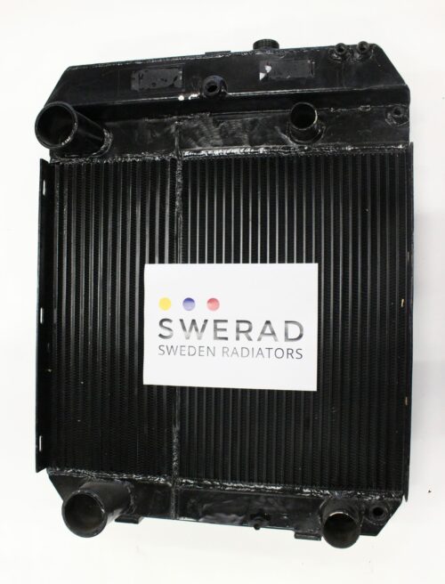 Stor svart metallkylare med flera öppningar och en lapp där det står "Värmeelement Volvo BM grävmaskin by SWERAD Sweden Radiators.