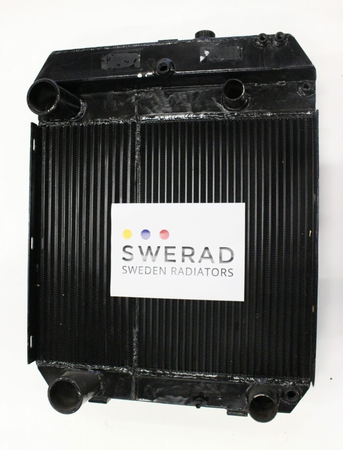 Stor svart metallkylare med flera öppningar och en lapp där det står "Värmeelement Volvo BM grävmaskin by SWERAD Sweden Radiators.