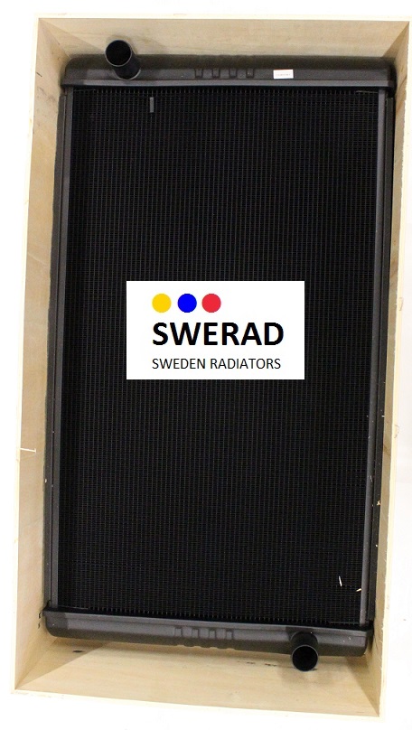 En stor svart kylare märkt med logotypen "SWERAD Sweden Radiators", identifierad som "Kylare Volvo BM lastmaskin", placerad inuti en trälåda.