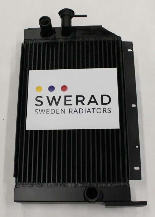 En svart kylare märkt "Kylare Volvo BM grävmaskin" med logotypen "Swerad Sweden Radiators" placerad ovanpå.