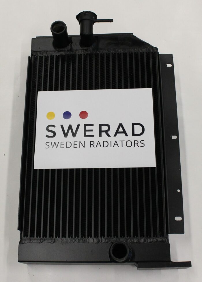 En svart kylare märkt "Kylare Volvo BM grävmaskin" med logotypen "Swerad Sweden Radiators" placerad ovanpå.