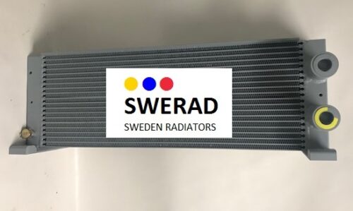 En grå metallkylare märkt "SWERAD SWEDEN RADIATORS", med blå, röda och gula prickar ovanför texten, identisk med designen på Oljekylare Volvo BM grävmaskin.
