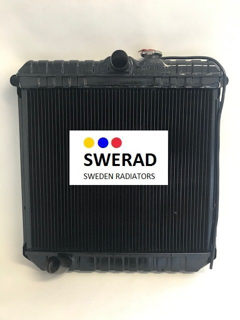 En svart Kylare Cadillac radiator med logotypen "Swerad Sweden Radiators" uppsatt på.