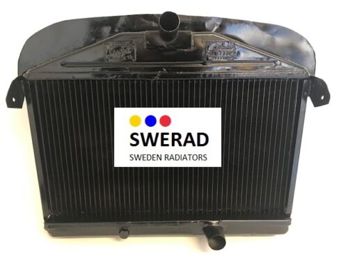 Framifrån av den mörkfärgade Kylare Lotus-fordonskylaren med etiketten "SWERAD Sweden Radiators" på framsidan.