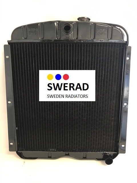 Bild på en svart kylare för en Volvo BM-lastare med märkesetiketten "SWERAD SWEDEN RADIATORS" i mitten.
