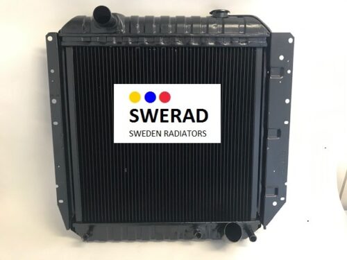 En svart kylare, märkt i mitten med texten "SWERAD SWEDEN RADIATORS" och med tre färgade prickar – röda, gula och blå – har fått namnet Kylare Volvo BM lastmaskin.