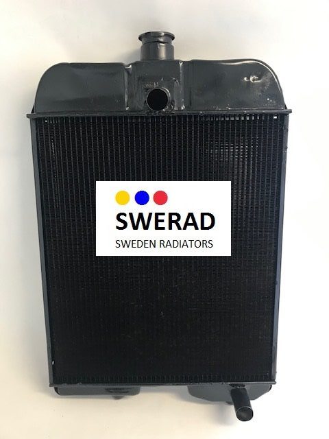 Kylare märkt "SWERAD Sweden Radiators" med en företagslogotyp som innehåller tre färgade prickar i gult, blått och rött, och erbjuder produkten med namnet Kylare Volvo BM traktor.