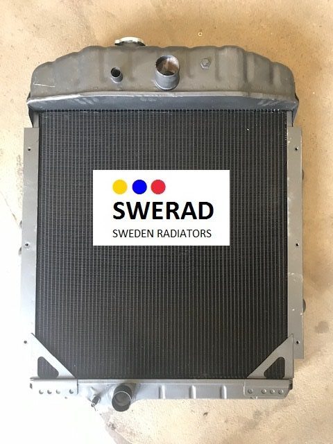 En Kylare Volvo Penta med "SWERAD SWEDEN RADIATORS" tryckt på. Radiatorn har en metallisk ram och ser ut att vara fotograferad ovanifrån på en betongyta.