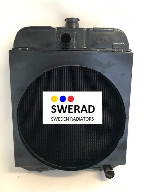 En svart Kylare Volvo BM lastmaskin kylare med en cirkulär fläktöppning märkt "SWERAD Sweden Radiators" på framsidan.
