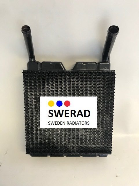 En svart Värmeelement Buick-kylare med ett hexagonalt mönster och två inloppsrör på toppen, med en SWERAD Sweden Radiator-etikett fäst på framsidan.