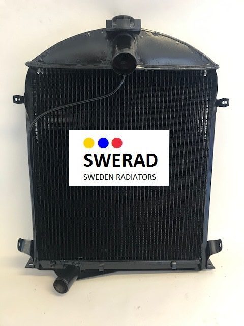 En svart radiator med namnet "Kylare A-ford" med kopplingsrör upptill och nedtill, stående mot en vanlig vit bakgrund.