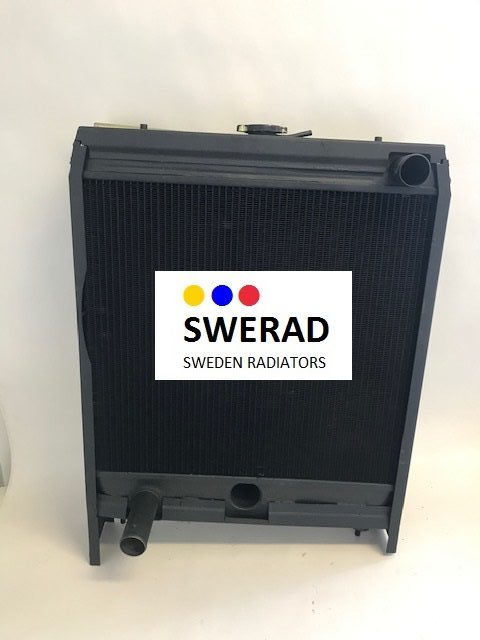 Kylare Kylare Valmet traktor från Swerad, ett Sverigebaserat företag, visas mot en vanlig vit bakgrund. Kylaren har en svart ram och flera cirkulära öppningar.