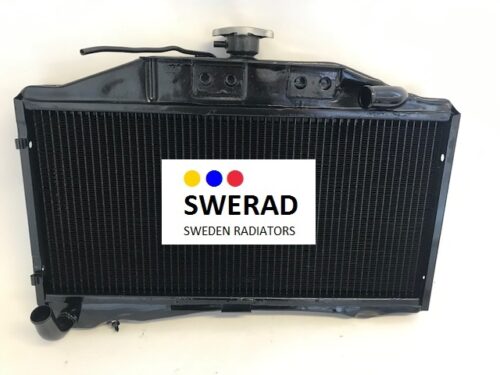 En svart Kylare Austin bilkylare med lock, med SWERAD-logotypen och texten "SWERAD SWEDEN RADIATORS" tryckt på den.