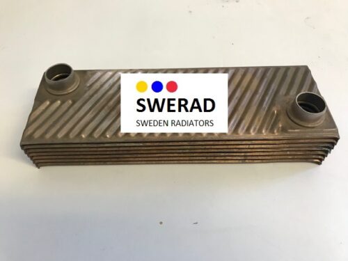 En rektangulär, metallisk Värmeväxlare Volvo Penta värmeväxlare med två öppningar ovanpå, placerad på en vit yta. Etiketten läser "SWERAD SWEDEN RADIATORS" tillsammans med färgade prickar i blått, gult och rött.