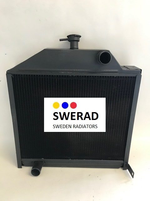 En svart "Kylare Valtra traktor"-kylare med två rörkopplingar och ett lock på toppen. Framsidan har en etikett med "SWERAD SWEDEN RADIATORS" och fyra färgade prickar.