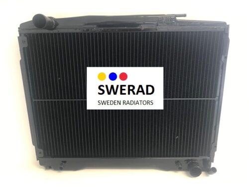 En "Kylare Mercedes" bilkylare i svart, med texten "SWERAD Sweden Radiators" och färgade prickar på en etikett i mitten.