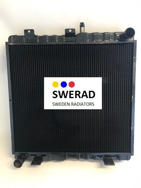 En svart Kylare Case IH traktor kylare med två rör, med en etikett i mitten där det står "SWERAD SWEDEN RADIATORS" tillsammans med tre färgade prickar.