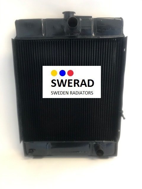 En svart kylare för traktorn David Brown, med SWERAD-logotypen med tre färgade prickar (gul, blå, röd) tillsammans med texten "SWEDEN RADIATORS" på framsidan.