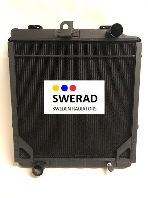 En svart "Kylare Volvo lastbil" kylare med etiketten "SWERAD - SWEDEN RADIATORS" med tre färgade prickar.