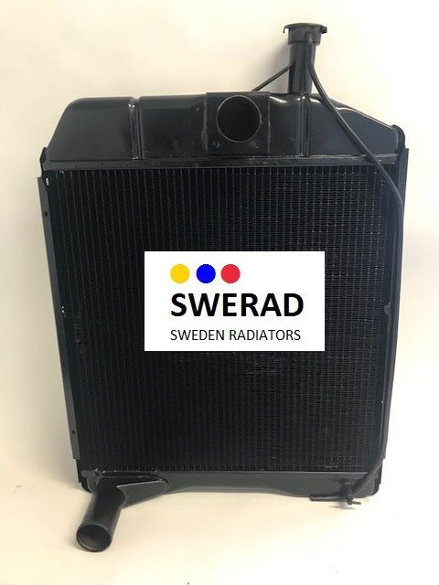 En svart kylare märkt "Kylare Massey Ferguson traktor" från SWERAD Sweden Radiators, med tre färgade prickar (blå, gul, röd), visas mot en vanlig bakgrund.