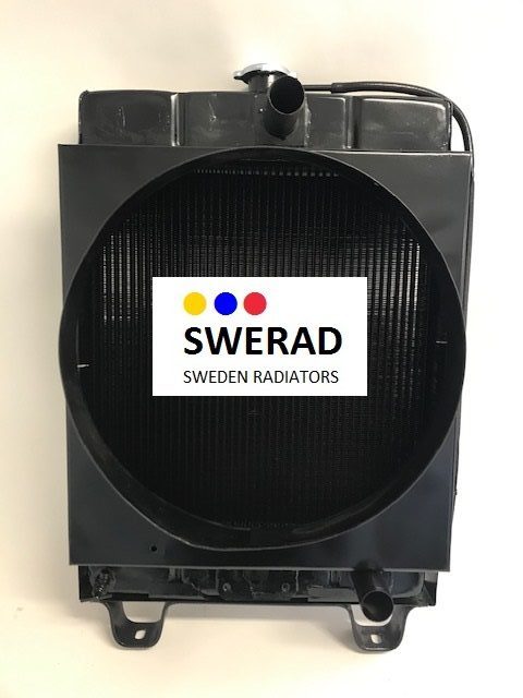 En rektangulär svart kylare, identifierad som "Kylare David Brown traktor", har en rund central ventil och etiketten "SWERAD SWEDEN RADIATORS" med tre färgade prickar, som visas mot en vanlig bakgrund.