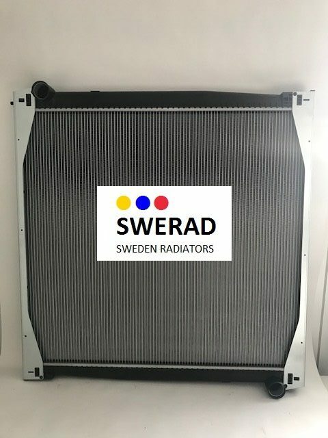 En stor, fyrkantig kylare med horisontella metallfenor och märkt "Kylare Scania lastbil, SWERAD, SWEDEN RADIATORS.