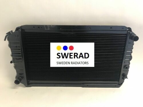 En svart "Kylare Subaru"-kylare med en etikett i mitten som visar "SWERAD SWEDEN RADIATORS" och en logotyp med tre färgade prickar: blå, gul och röd.