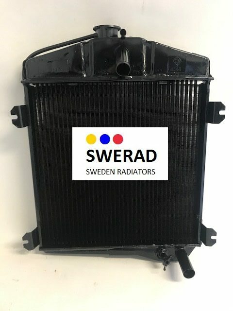 Bild på en Kylare Volvo BM traktor för Sverige Radiatorer visad mot en vanlig vit bakgrund. Kylaren är svart med en etikett som visar företagets logotyp och namn.