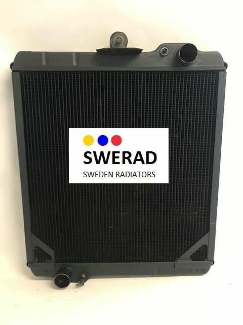 En Kylare Valmet, Volvo BM, Volvo Penta i svart med SWERAD-logotypen och texten "Sweden Radiators" på en vit bakgrund med röda, gula och blå prickar. Kylaren har tre synliga slanganslutningar.