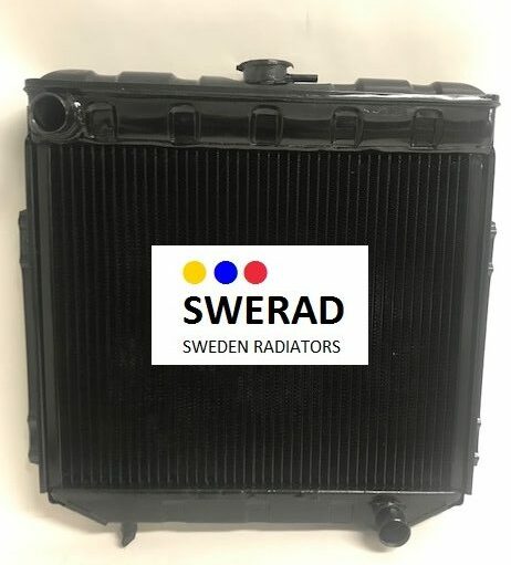 En Kylare Ford bilkylare med märket "SWERAD" och texten "Sweden Radiators" på den. Kylaren är svart med vit bakgrund.
