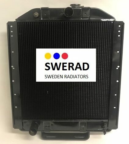 En svart bilkylare märkt "Kylare Claas skördetröska" med "SWERAD SWEDEN RADIATORS" och tre färgade prickar (gul, blå, röd) ovanför texten.