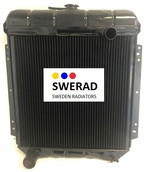 En Kylare Ford-kylare med svart kärna och metallram, med Swerad-logotypen och texten "SWEDEN RADIATORS" på framsidan.