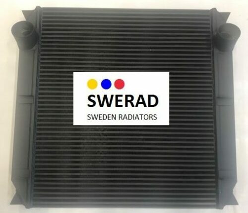 Närbild på en svart radiator med texten "Intercooler Vammas väghyvel" i mitten, ackompanjerad av tre färgade prickar ovanför texten.