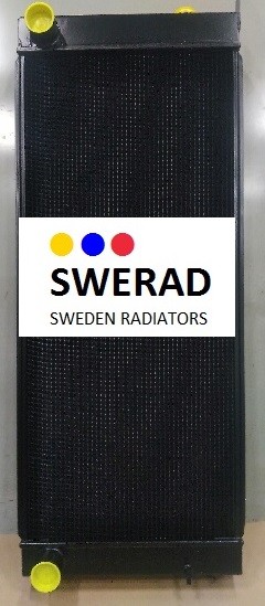 En rektangulär svart Kylare Case IH grävmaskin med gula kepsar i hörnen har en etikett på framsidan där det står "SWERAD SWEDEN RADIATORS", med tre färgade prickar ovanför texten.