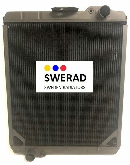 En svart Kylare Volvo BM lastmaskin, traktorgrävare kylare med etiketten "SWERAD SWEDEN RADIATORS" med tre färgade prickar: blå, gul och röd.
