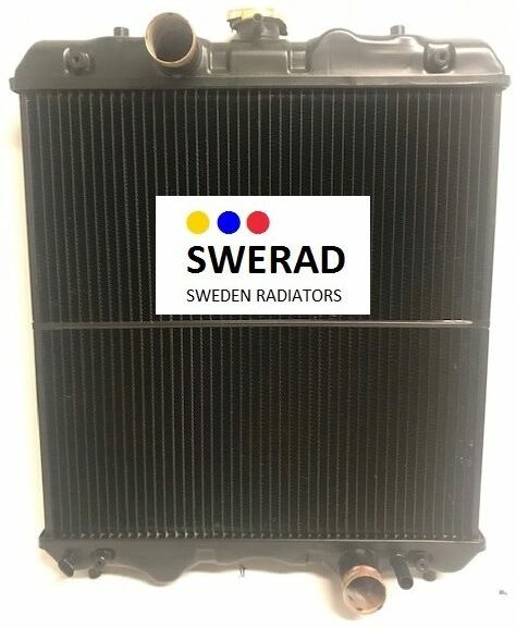 En svart Kylare Kubota traktor kylare, med logotypen "SWERAD SWEDEN RADIATORS" på framsidan, utrustad med in- och utgångsslangar både upptill och nedtill.
