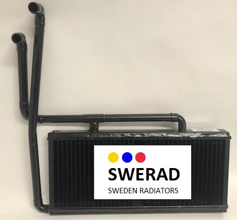En "Värmeelement Scania lastbil" radiatorenhet med svarta rör fästa, med en etikett med texten "SWERAD SWEDEN RADIATORS" och tre färgade prickar (gul, blå och röd) ovanför texten.