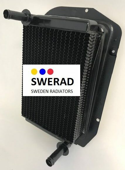En svart Värmeelement Chrysler-kylare med en SWERAD Sweden Radiators-logotyp med röda, gula och blå prickar mot en vit bakgrund.
