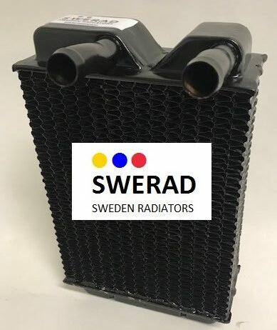 Närbild av en Värmeelement Ford-märkt kylare med anslutna rör, märkt "SWEDEN RADIATORS.