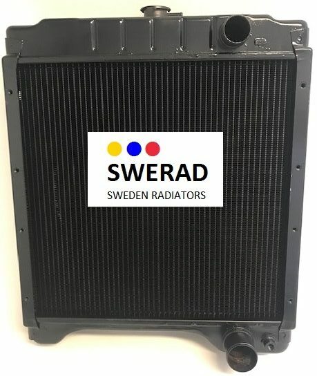 En svart Kylare Case IH traktor bilkylare, märkt "SWERAD Sweden Radiators" i mitten, med en etikett med tre färgade prickar: gul, röd och blå.