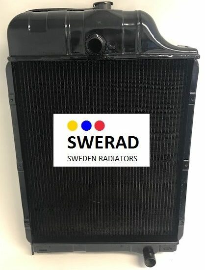 Bild på en svart bilkylare märkt "Kylare Zetor traktor" med märket "SWERAD SWEDEN RADIATORS" och en logotyp med tre färgade prickar i gult, blått och rött.